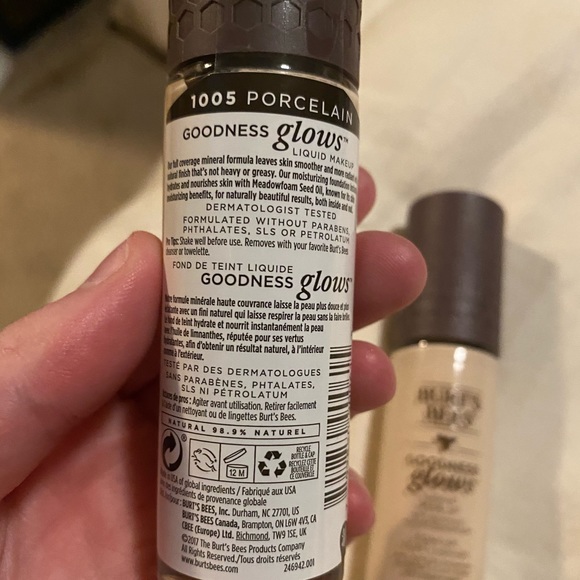 Burts Bees liquid foundation - Picture 3 of 3